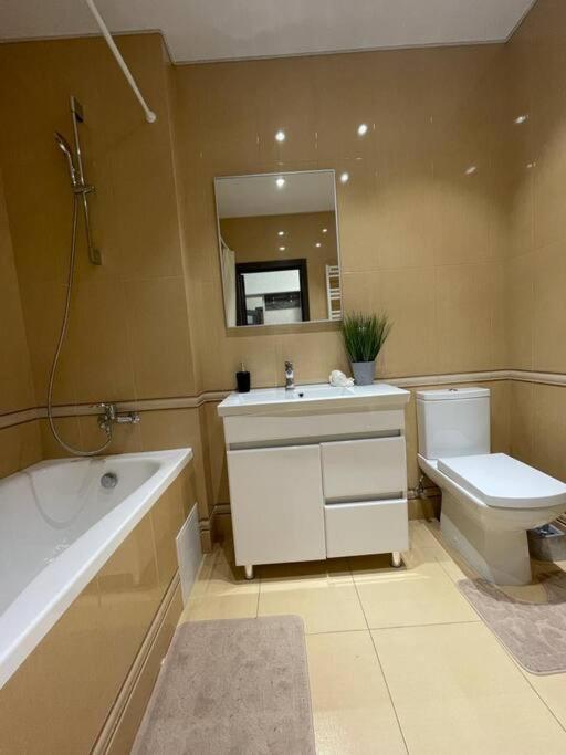 Sky House Premium Apartment In City Center Kisinyov Kültér fotó
