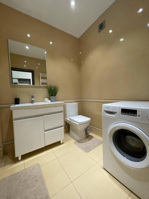 Sky House Premium Apartment In City Center Kisinyov Kültér fotó